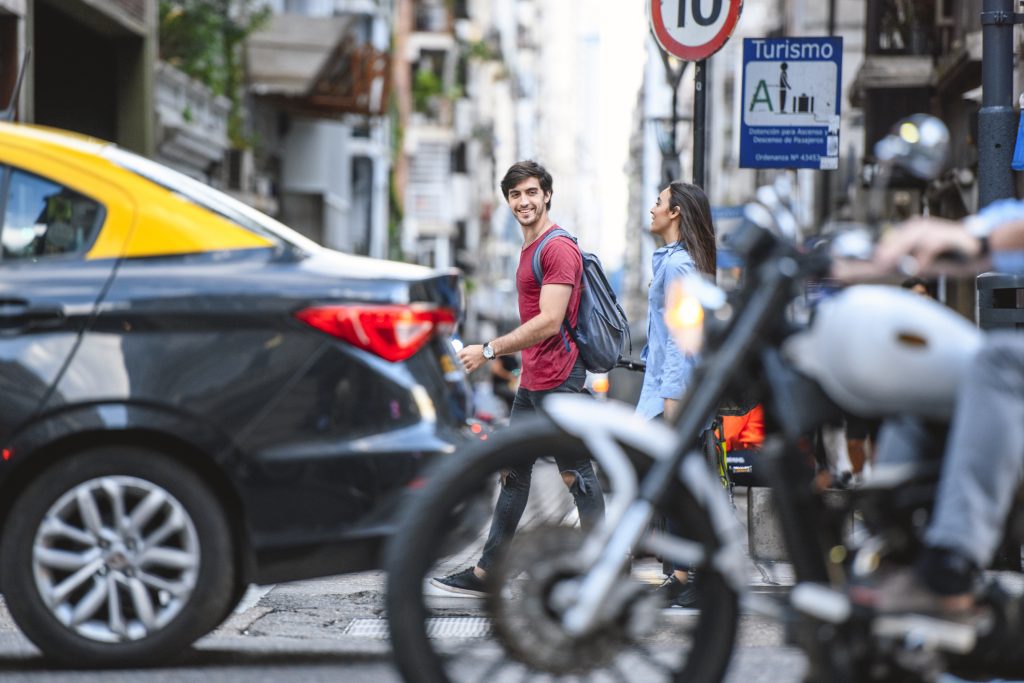 motocykl samochody 1024x683 - Jazda motocyklem w korku. Jak robić to dobrze?